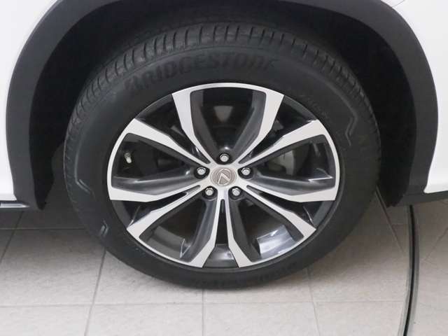 車もおしゃれは足元からですね　♪　アルミホイールでバッチリ決まってます！