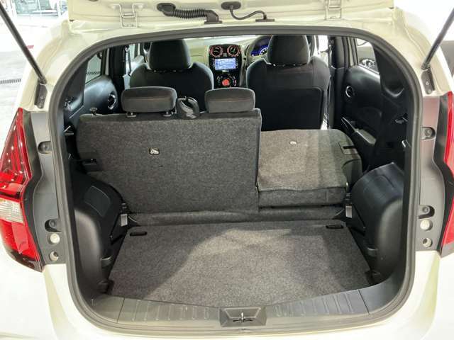 6：4の比率で後席が倒れてくれます。乗車人数と載せる荷物によってレイアウトを変えられます。