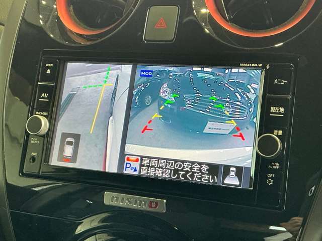 ギアをバックに入れた後、カメラボタンを押すと、運転席から見えない左側面を画面に映してくれるので、幅寄せや縦列駐車がし易くなります！