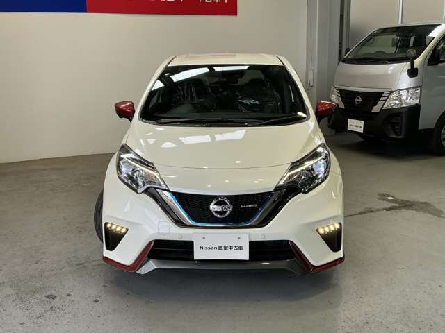 駆け抜けるように流れるエアロフォルム。誇らしげに輝くNISMOのエンブレム。