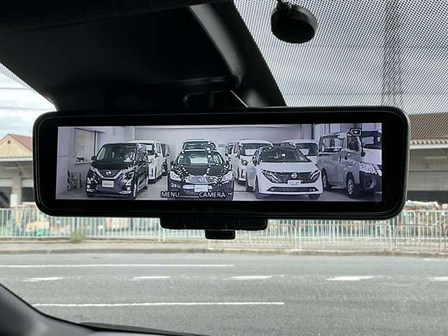 カメラから画像がルームミラーに映る『スマートルームミラー』雨や暗いところなど便利です。