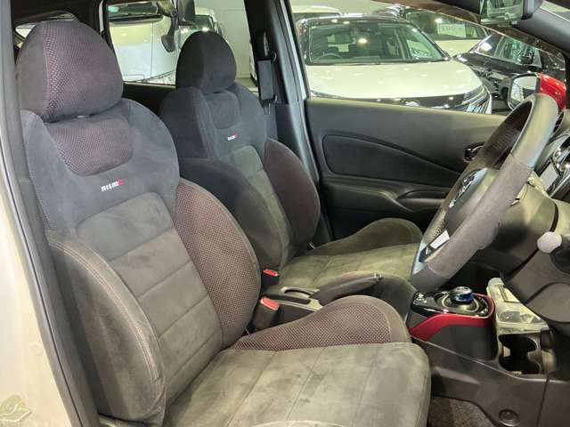 運転席はほどよくホールド感のある形状をしておりますので、運転がし易いです！