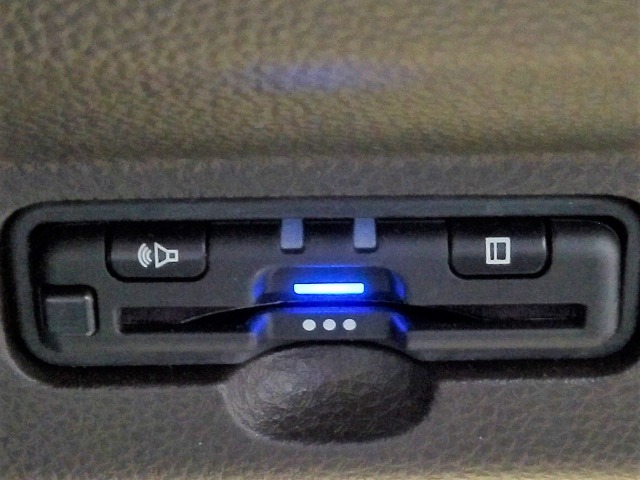 【ETC】便利なETC車載器も装備！高速道路の料金所もスムーズに通過できます。今や必須の装備ですね！お客様用にセットアップをしてのお渡しとなります！