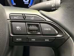 【レーダークルーズコントロール】高速道路での長距離走行が楽に！！自動で速度を保つクルーズコントロールが、衝突軽減システムと連携し、前方の車両を感知して車間を保つように速度調節してくれます！！