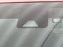 【トヨタセーフティセンス】走行中に前方の車両等を認識し、衝突しそうな時は警報とブレーキで衝突回避と被害軽減をアシスト。より安全にドライブをお楽しみいただけます。