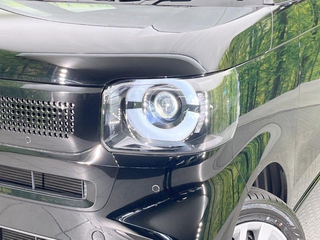 【LEDヘッドライト】悪天候や夜間走行時も良好な視界を確保し安心して運転できる高輝度LEDヘッドライトを装備！点灯速度が早く、消費電力も抑えられています。