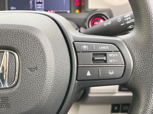 【アダプティブクルーズコントロール】高速道路での長距離走行が楽に！！自動で速度を保つクルーズコントロールが、衝突軽減システムと連携し、前方の車両を感知して車間を保つように速度調節してくれます！！