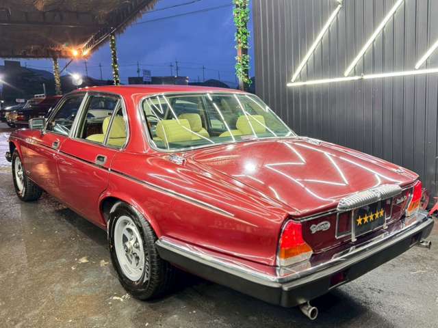 ある時期のジャガー車の最上級モデルは、ジャガーではなく「デイムラー」という冠が付いた別ブランド扱いだった。