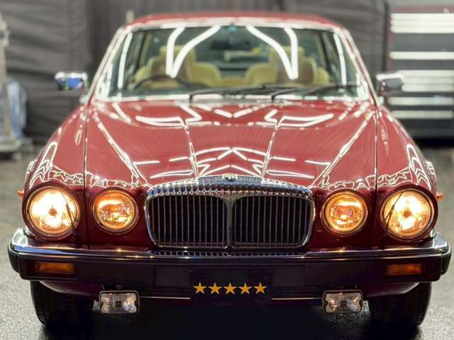 大英帝国の時代背景から生まれた、他を寄せ付けないオーナードライバー向けのセダン。THE CAR ディムラーダブルシックス。時代が生んだ名車！これから100年経ってもこの様な車は作られる事はないでしょう