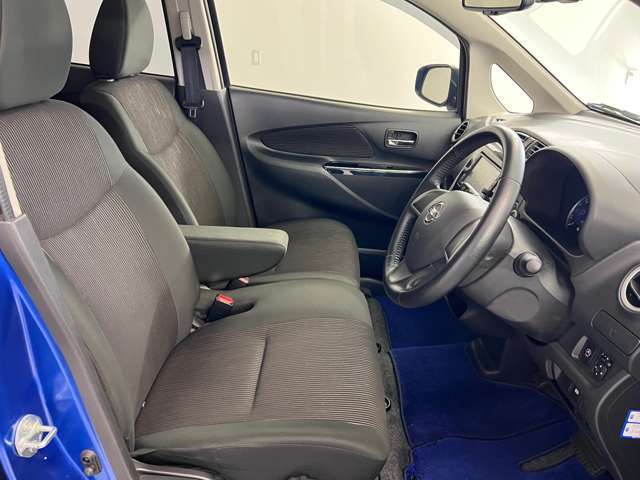 ゆったりと座れる運転席シートですのでストレスなく運転が出来ますよ！