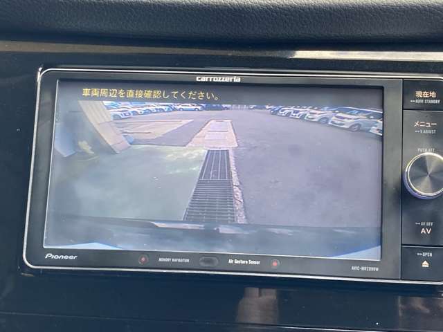 駐車時はナビゲーションでバックカメラを見ることができ、安心して後ろを把握することが出来ます。