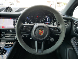 ●マルチファンクションGTスポーツステアリングホイール (ヒーター付きRace-Texリム)●