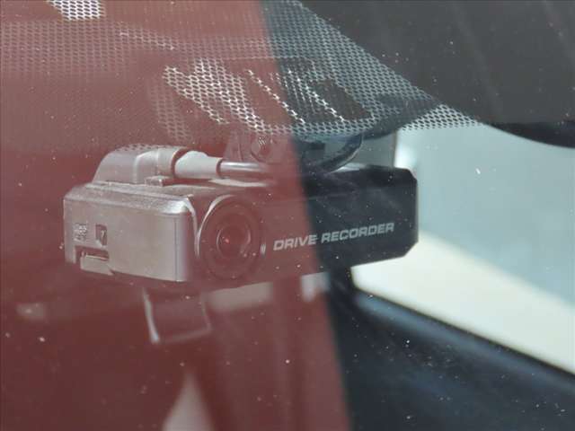 ドライブレコーダーも装着されています。交通事故やあおり運転の証拠品としてドライブレコーダーの映像が提出されています。ご自身や家族の安全を守るためにも必要なアイテムです★☆★☆★