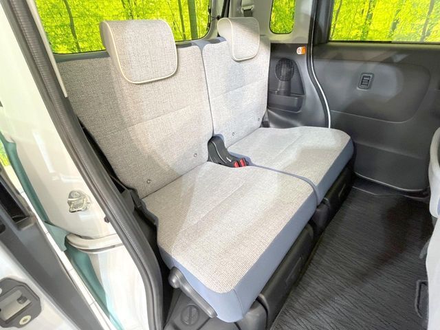 後部座席も気になるようなキズ・汚れやへたり等、大きなダメージはなく、良好な状態です。