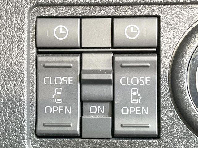 【両側パワースライドドア】スマートキーや運転席のスイッチで後席両側スライドドアの開閉が可能♪電動だから力を入れてドアを開ける必要が無く、小さなお子様でも簡単に開け閉めでき快適です♪