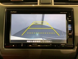 リバースギアに入れるだけで後方の表示へ切り替わります。夜間や雨の日の駐車も楽になりますよ。