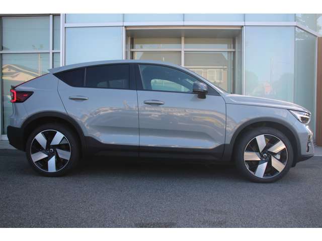 ボルボの中でも人気のXC40をベースに、スタイリッシュなクーペボディへと改められたC40です　走破性に優れたSUVでありながら、スポーツカーのようなルーフラインが魅力です