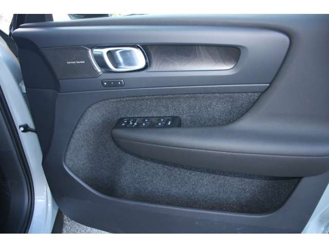 他の車に乗る機会がある度、あらためてボルボのドアの厚みに驚かされます。「バツッ」という開閉音とともに外界とは遮断された静寂が訪れ、「守られている」ことを日々、実感させてくれます。
