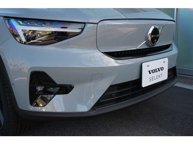 エンジンを搭載しないEVモデルのため、フロントグリルはほとんど塞がれています。EVならではのスッキリとしたデザインです