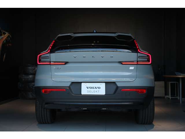 XC40ではボディの後端まで伸びていたルーフは後部座席からなだらかに下っており、軽快感を強調したデザインとなっています　ルーフの形状は大幅に変わっていますが、テールゲートの開口部はXC40と同等です