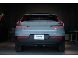 XC40ではボディの後端まで伸びていたルーフは後部座席からなだらかに下っており、軽快感を強調したデザインとなっています　ルーフの形状は大幅に変わっていますが、テールゲートの開口部はXC40と同等です