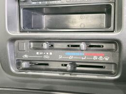 寒い冬も暑い夏も全席に快適な空調を届けてくれる、ダイヤル式エアコンを装備♪