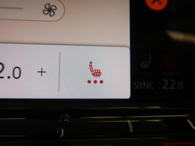 ◆シートヒーター『三段階で強弱の調節が可能なシートヒーティング機能を装備しております。季節によっては欠かすことのできないポイントの高い装備ではないでしょうか。』