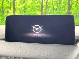 【10.25インチマツダコネクト】車内の雰囲気にマッチした大型ディスプレイ。スマホ接続でのナビ使用やBluetooth再生等、様々な機能が楽しめます。直感的なダイヤル操作が可能で、使い勝手も良好です。