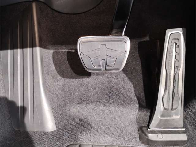 【ペダル】BMWはオルガン式アクセルペダルを採用しています。踏み込む足とペダルが同じ軌跡を描くため、かかとがずれにくく、アクセルコントロールがよりしやすくなるメリットがあります。