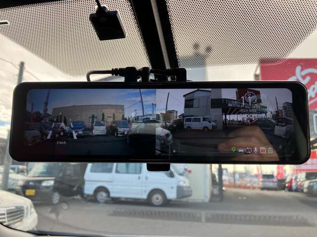 デジタルバックミラーです。様々な角度の映像が見れるので、安心安全です。