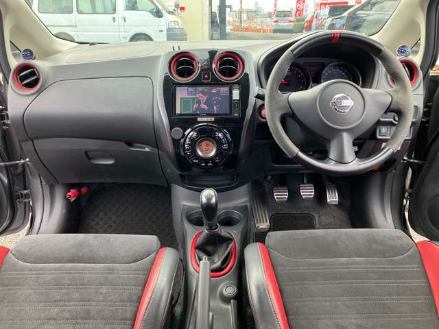 運転席はこのような感じになっております。