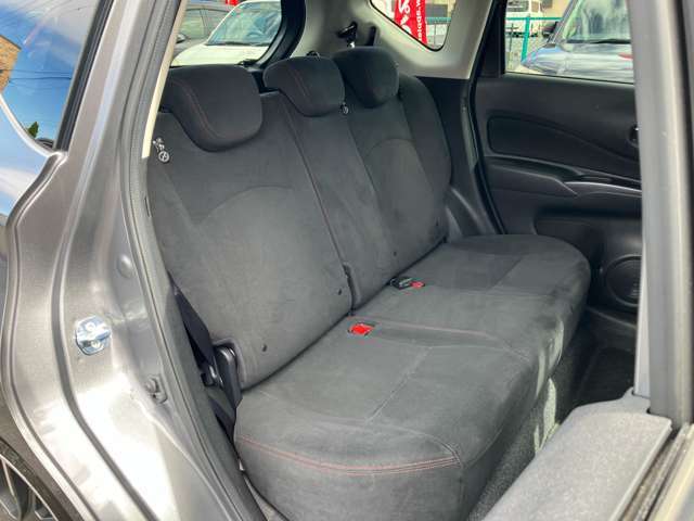後部座席になります。若干の使用感はありますが、まだまだ綺麗です。
