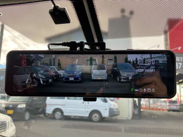 デジタルバックミラーです。様々な角度の映像が見れるので、安心安全です。