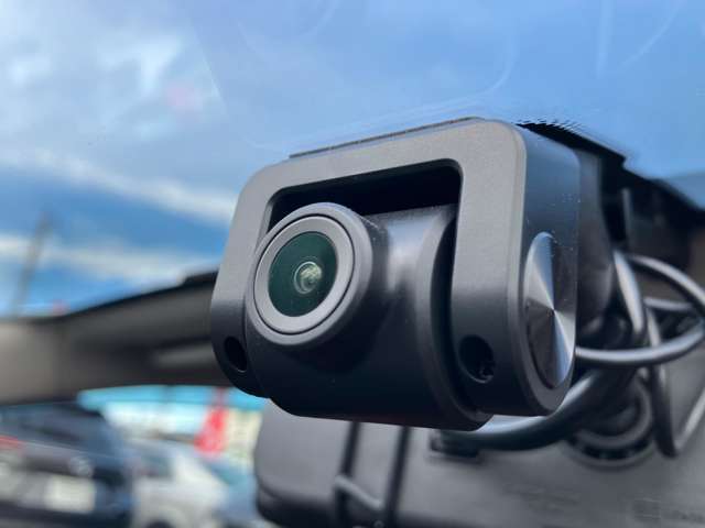 デジタルバックミラーのカメラです。様々な角度の映像が見れるので、安心安全です。