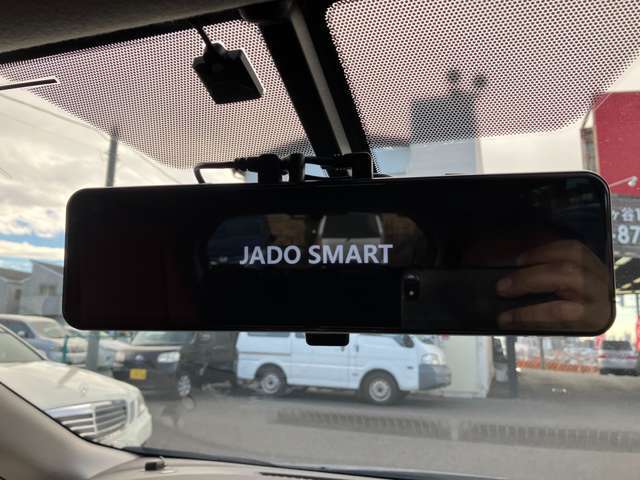 デジタルバックミラーです。様々な角度の映像が見れるので、安心安全です。