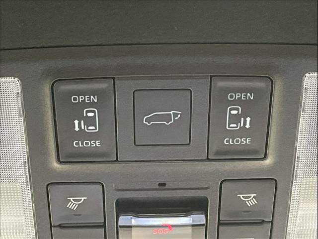 【パワーバックドア】荷物を持ちながらでも簡単にリアゲートを開閉できる高級装備の1つです。