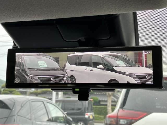 インテリジェントルームミラー。車両後方のカメラ映像をミラー面に映し出すため、車内の状況や天候などに影響されずいつでもクリアな後方の視界が得られます。