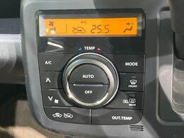 【オートエアコン】一度お好みの温度に設定すれば、車内の温度を検知し風量や温度を自動で調整。暑い…寒い…と何度もスイッチ操作をする必要はありません。快適な車内空間には必須の機能ですね♪