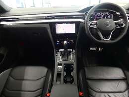 ★ダッシュボードやステアリング等に目立つ傷や色褪せなども無く、タバコや芳香剤なども匂いもなく綺麗なインテリアです。