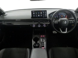 ドライバーを包み込むように、ディスプレーやスイッチ、コンソールを配置。座った瞬間から運転への期待が！空間そのものの心地よさにこだわっています。