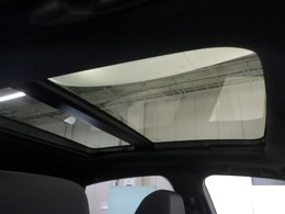 電動パノラミックサンルーフを装備しています！