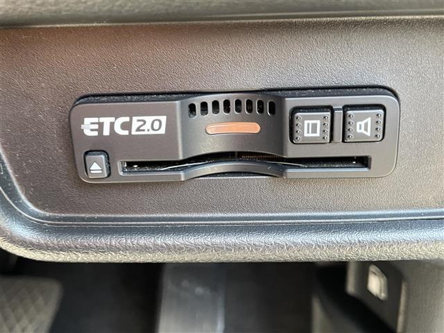 【ETC】有料道路を利用する際に料金所で停止することなく通過できる、ETC車載器（ノンストップ自動料金収受システム機器）が装備されています。セットアップを行うことで利用可能になります。