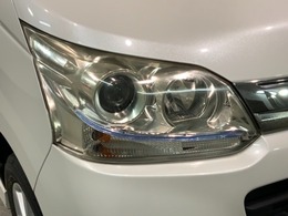 ディスチャージヘッドライト搭載でしっかり明るく照らしてくれるので、夜間走行や不慣れな道でも安心です。