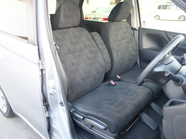 ベンチシートですので、状況に合わせて運転席側、助手席側から乗降りできます。体全体を包み込むようなおおらかなデザイン。ふっくらとした厚みでほどよく沈み込み、乗る人の姿勢を安定させてくれるシートです。