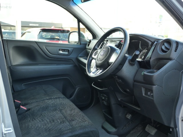 運転席周りの写真です。
