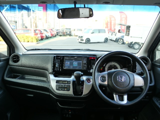 ベンチシートタイプなので、運転席からでにくい時は助手席から乗降り！靴を履き替える時なども履き替えやすいです！紫外線(UV)約99％カット。お肌にジリジリ感を感じさせる赤外線(IR)も軽減してくれます。
