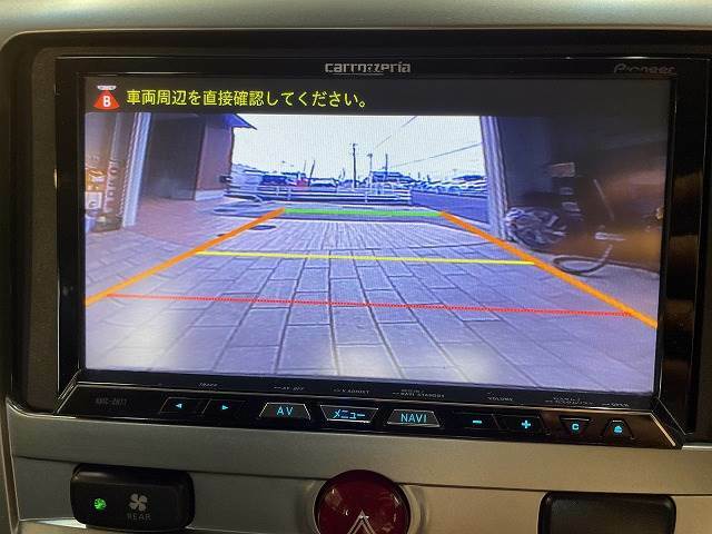 【カラーバックモニター】を装備しております。リアの映像がカラーで映し出されますので日々の駐車も安心安全です。