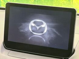 【8インチマツダコネクト】車内の雰囲気にマッチした大型のディスプレイ。スマホ接続でのナビ使用やBluetooth再生等、様々な機能が楽しめます。直感的なダイヤル操作が可能で、使い勝手も良好です。
