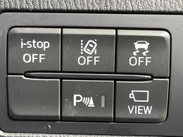 【スマートシティブレーキサポート】低速走行中に前方の車両等を認識し、衝突しそうな時は警報とブレーキで衝突回避と被害軽減をアシスト。より安全にドライブをお楽しみいただけます。