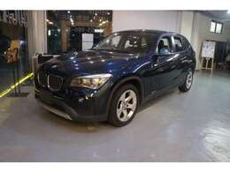 ・日大通り沿いに店舗がございます。夜になると青色発光ダイオードでライトアップしております。